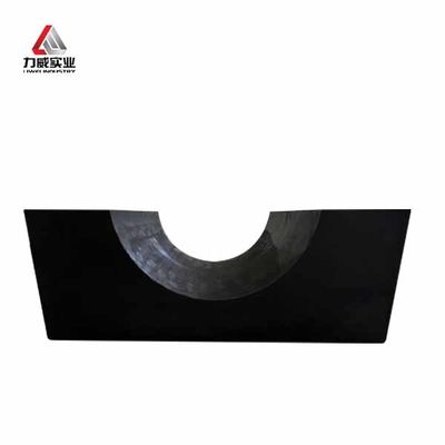 고무 파이프 받침대와 겹쳐진 고무 제품